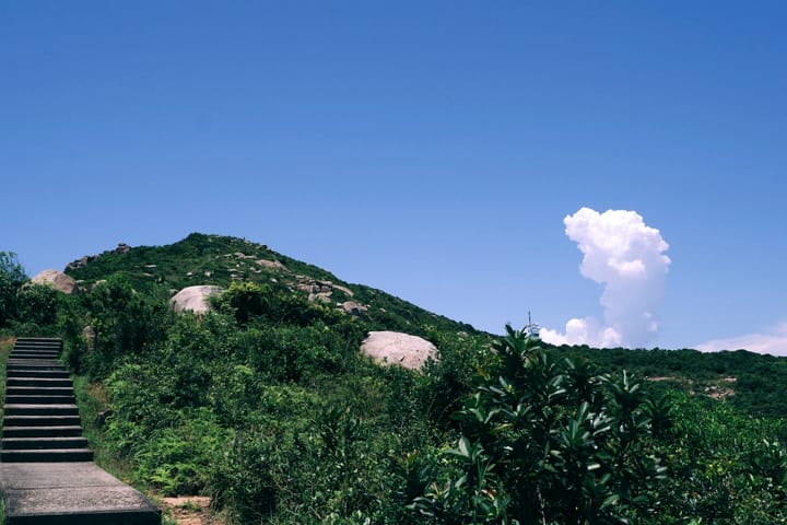 高空俯瞰蔚蓝海域，一道疾驰航迹划过半岛海湾，象征顶尖交易员洞悉全球市场的迅捷决策 | Photo © Philo Li